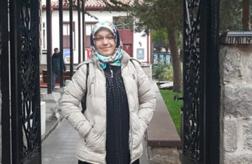 Üzerine yıkılan demir kapı genç kızın sonu oldu!