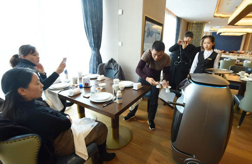 Yapay zeka ile donatılmış otel açıldı servisi robotlar yapıyor