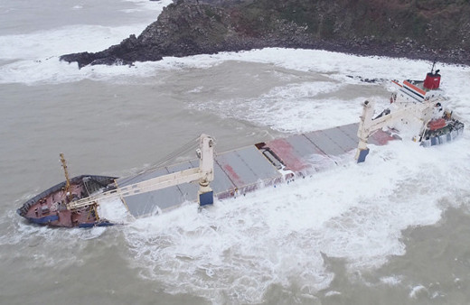 Şile'de karaya oturan gemi dalgaların oyuncağı oldu