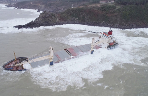 Şile'de karaya oturan gemi dalgaların oyuncağı oldu