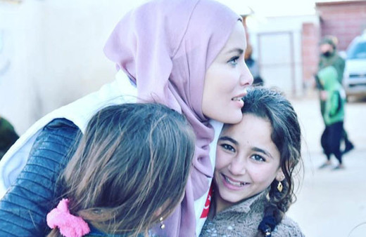 Tesettüre girmişti Gamze Özçelik İdlib'te çocukların yüzünü güldürdü