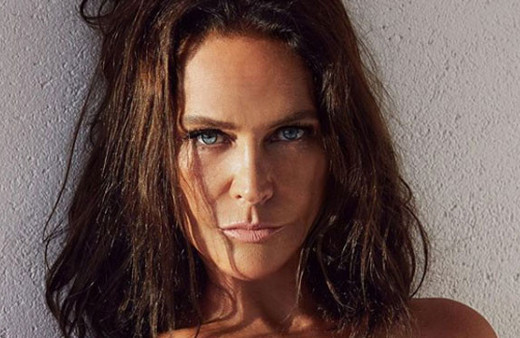 Hülya Avşar'dan cesur poz! Fiziğiyle gençlere taş çıkarttı