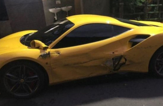 Garson 3 Ferrari'ye çarptı halk yardıma koştu