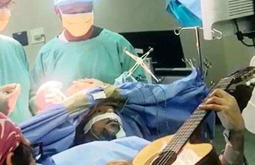 Açık beyin ameliyatı olurken gitar çaldı işte o görüntüler