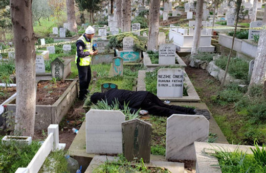 Annesinin mezarı başında intihar etti