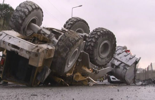 Sultangazi’de iş makinesi devrildi sürücü içinde sıkıştı