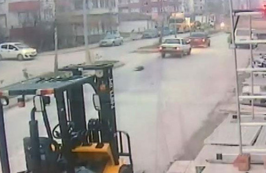 Otomobile bağlanan köpek caddede sürüklendi