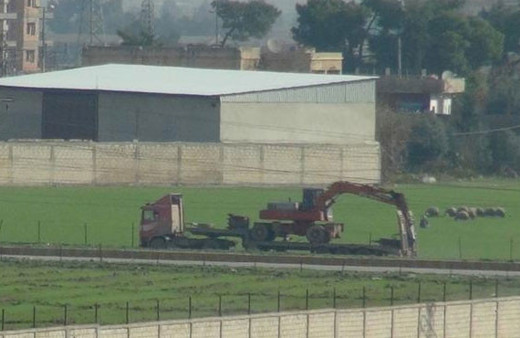 YPG'lilere hendek kazmak için iş makinesi yardımı