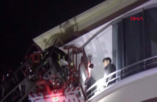 Apartmanda elektrik trafosu patladı, mahsur kalan 3 kişi kurtarıldı