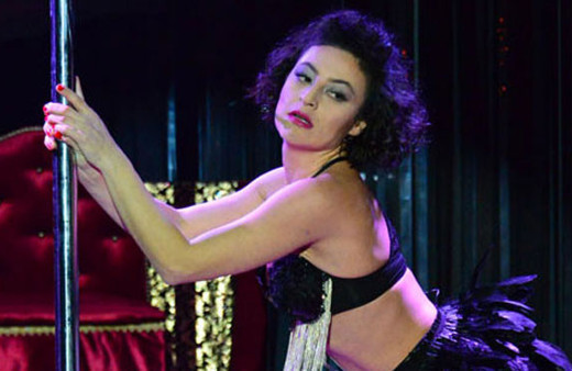 Avlu dizisinin yıldızı direk dansı yaptı kocası da yönetti