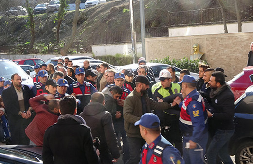 Köylüler görür görmez saldırdı! Sebebi ise...