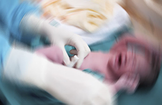 Evde sünnet edilen ikiz bebeklerden biri öldü biri ağır yaralı