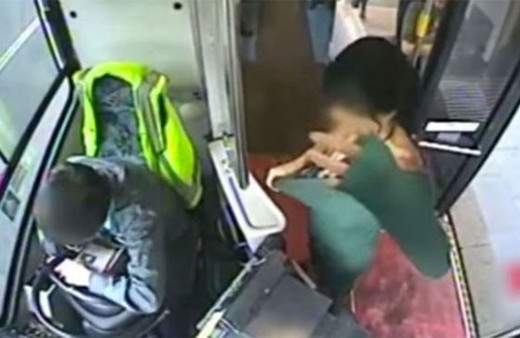 Halk otobüsünde çırılçıplak soyunup striptiz yaptı para istedi