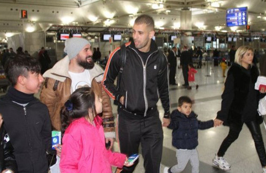Fenerbahçeli futbolcu Slimani'den mendil satan çocuklara 100 lira harçlık