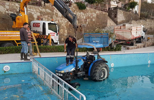 Lüks sitede traktör şoku görenler gözlerine inanamadı