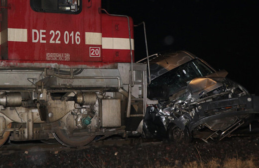 Yük treni hafif ticari araca çarptı: 1 ölü, 1 yaralı