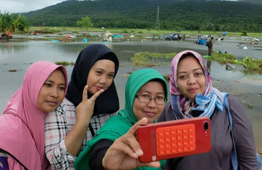 İnsanlık da öldü tsunami 500 can aldı onlar zafer işaretli selfie yarışına girdi