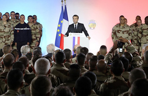 Macron'un konuşması askeri bayılttı!