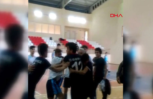 Liseli futbolcular sahada tekme tokat kavga etti