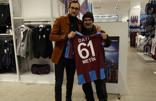 Yusuf Yazıcı, posteri ile konuşan taraftarla buluştu