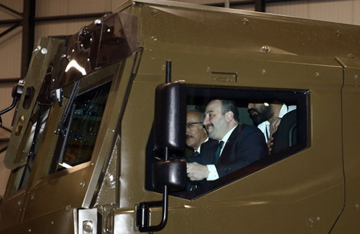 Bakan Varank, yerli üretim zırhlı aracı test edip notunu verdi