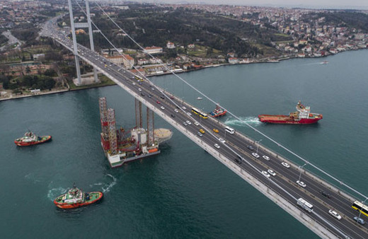 İstanbul boğazında ilginç görüntüler! Dev patform böyle geçti