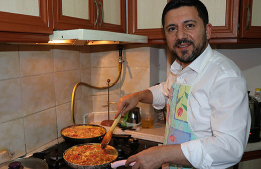 AK Parti Belediye Başkan Adayı öğrencilere menemen yaptı