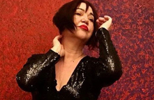 Nazal Öncel sütyenini gösterince olay oldu