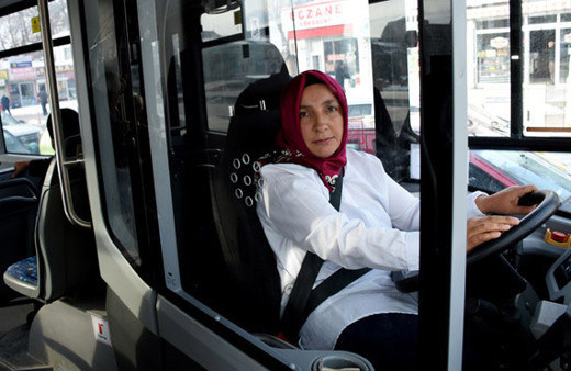 'Git evinde bulaşık yıka' diyenlere inat otobüs şoförü oldu