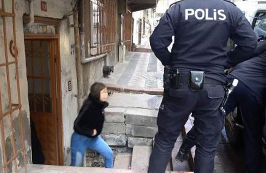 İstanbul'da inanılmaz işkence kızını zincirle bağlayıp...