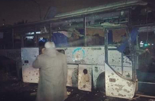 Turist otobüsüne bombalı saldırı: Ölü ve yaralılar var!