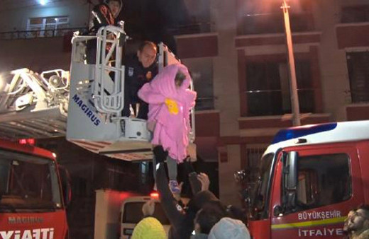 Apartman dairesinde yangın: 3 kişi dumandan etkilendi