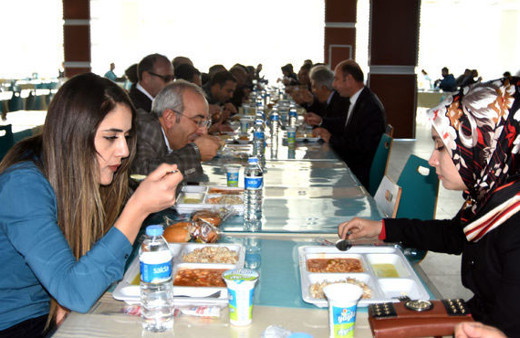 Yüzlerce öğrenci zehirlenince bu kararı aldılar