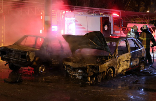 Tamir için bırakılan 2 otomobil yandı