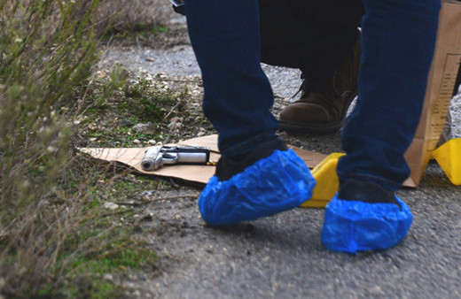 Dayısının gözü önünde silahı göğsüne ateşledi