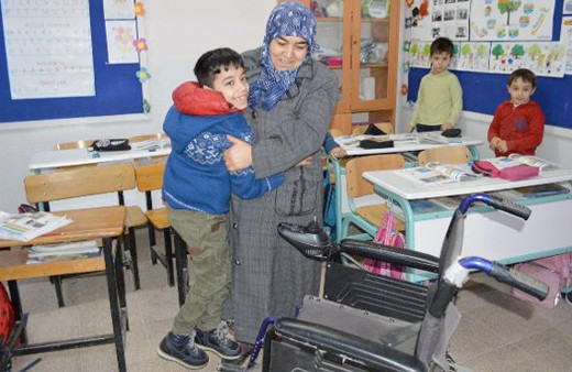 Fedakar babaanne torunu için gün boyu okulda bekliyor