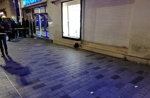 Beyoğlu'nda şüpheli paket alarmı!