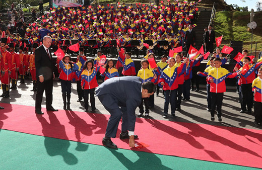 Nicolas Maduro düşen Türk Bayrağını yerden kaldırdı