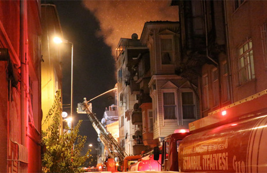 Beyoğlu’nda evler alev alev yandı