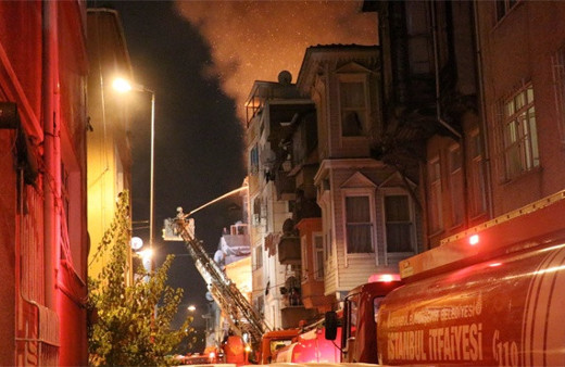 Beyoğlu’nda evler alev alev yandı