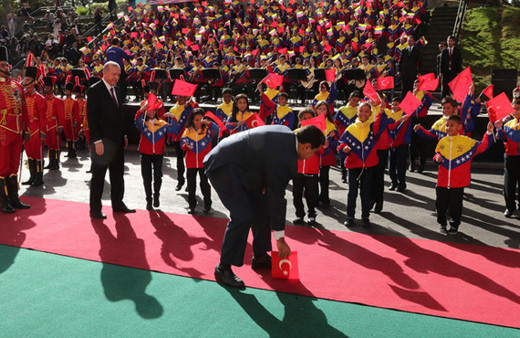 Nicolas Maduro düşen Türk Bayrağını yerden kaldırdı
