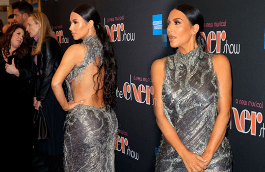 Kim Kardashian sırt dekoltesiyle büyüledi