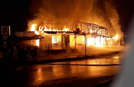 Çarşıdaki 30 dükkanı yaktı serbest kaldı