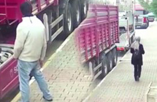 Yolun ortasında iğrenç hareket! Pantolonunu indirip...