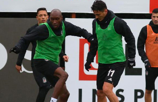 Beşiktaş'a Adriano'dan sevindirici haber