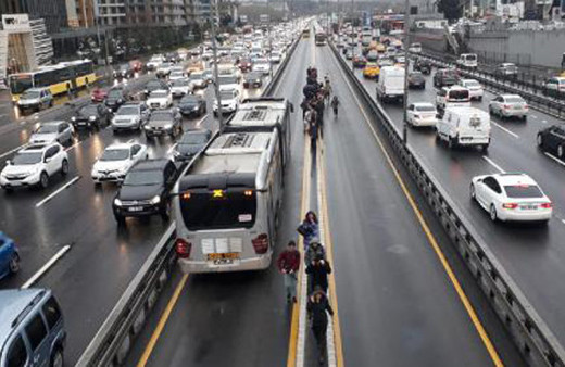 Metrobüs yine arızalandı! İstanbulluların çilesi bitmiyor