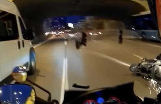 E-5 Karayolu’nda motosikletlinin metrelerce sürüklendiği kaza kamerada