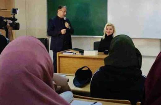 Show TV programcısı Zahide Yetiş İlahiyat Fakültesi'nde Hadis dersine girdi