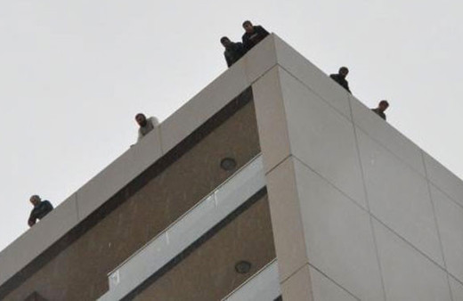 3 aydır paralarını alamayan inşaat işçileri çatıya ve vincin tepesine çıktı