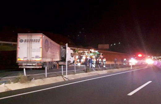 D-100'de TIR devrildi Edirne istikameti trafiğe kapandı